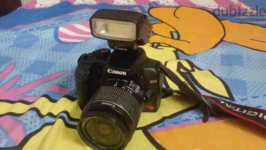كاميرا كانون Canon EOS Rebel XS مع عدسة 18-55 وفلاش خارجي