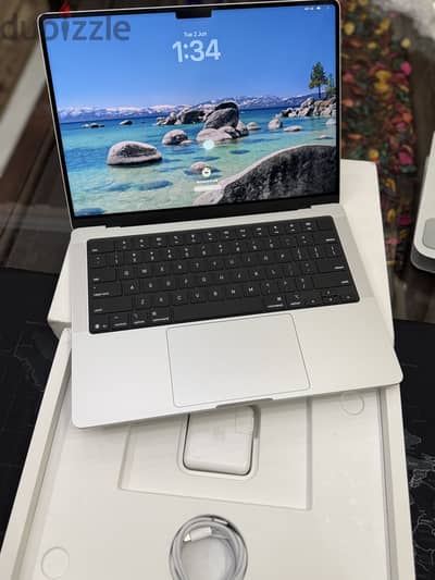 MacBook pro m5 new open box