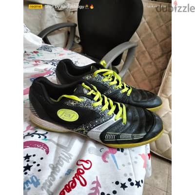 هذا حذاء رياضي من ماركة Activ