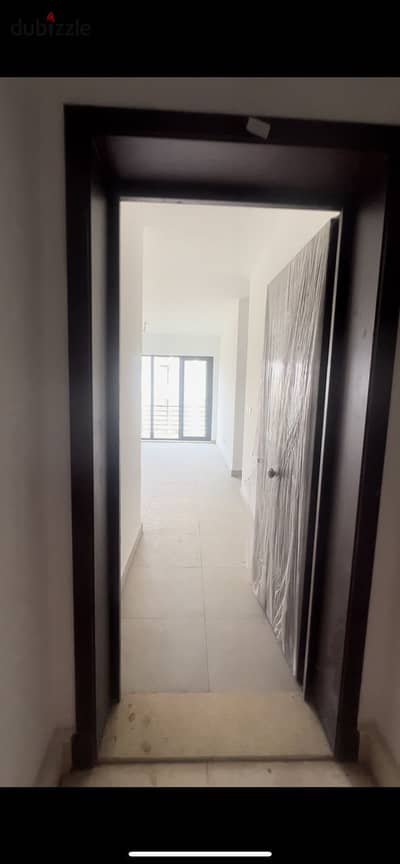 Apartment for rent under law in Madinaty 125 meters in B8, distinguished and upscale finishes, Madinaty, electric mesh curtains in the rooms, 2 full air conditioning, salon and master bedroom, the second floor consists of 3 rooms, 2 bathrooms, dressing room in the master room, porcelain and park flooring with garden view, collection 86