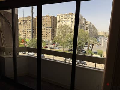 شقة للإيجار موقع متميز على شارع سيد زكريا الرئيسي تصلح مكتب اداري