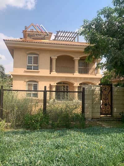 For sale in Madinaty, a G model villa with a garden view, open view, very distinguished location, wide garden view.