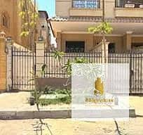 Fully furnished apartment for rent in Al Narges Buildings, Fifth Settlement, with a super deluxe finish and open view overlooking a street and garden.
