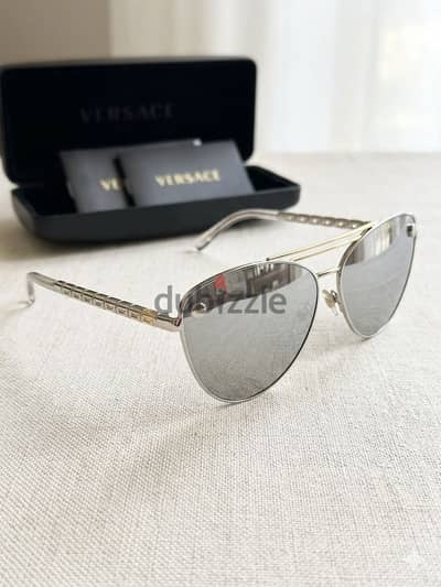 قطعة مميزة وفاخرة من فرساتشي (Versace