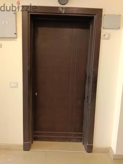 باب شقة كامل بالاكسسوارت