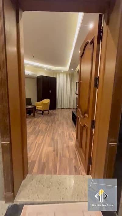 استوديو مفروش فرش فاخر للإيجار مجهز ومكيف امام كمبوند الربوه داخل فيلا خاصه