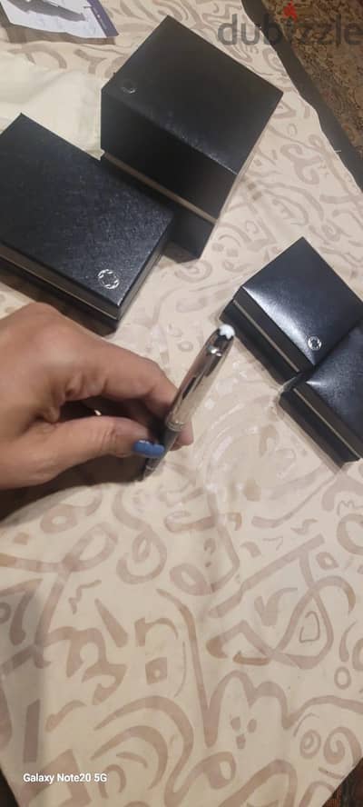 Montblanc Meisterstück rollerball، بجسم أسود وغطاء فضي.