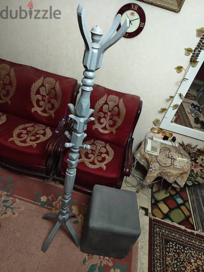 شماعه ملابس خشبيه وبوف لون رمادى كالجديد للاثنين معا