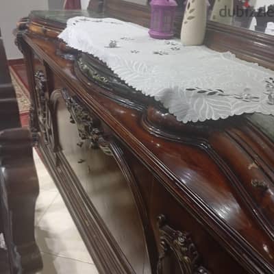 سفرة 8 كراسي ونيش وبوفيه بحالة جيدة