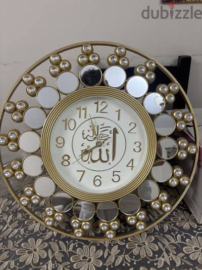 ساعة لون ذهبي
