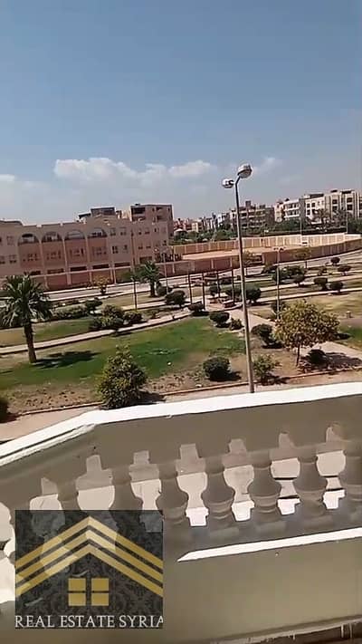 للإيجار السنوي – فرصة مميزة لا تُعوّض  شقة فاخرة جدًا بتشطيب سوبر لوكس داخل عمارة راقية وفي موقع متميز بمدينة الشروق 2 – المنطقة التاسعة (عمارات).   المساحة: 210 متر  الدور: الثاني  التقسيمة: عملية ومريحة بتصميم أنيق  الإطلالة: مباشرة على حديقة كبيرة