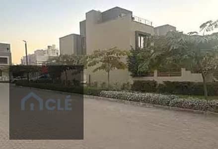 فيلا مستقلة نصف تشطيب بحديقة للبيع بموقع مميز باحد ارقي الكمبوندات كمبوند بالم هيلز قطامية اكستينشن مساحتها واسعة 483.4 تحتوي على 5 غرف نوم و 5 حمامات