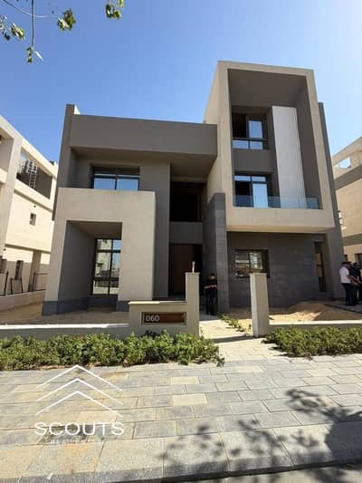 Twin house for sale, 330 sqm, ready for viewing and immediate handover. Located in a prime spot within the Saada compound in New Cairo, the property i