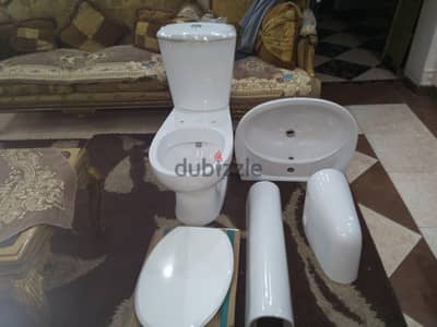 طقم قاعده وحوض ديروفيت ابيض ويوجد عمود كامل ونص ركبه حسب اختيارك ٠