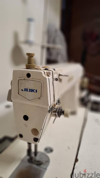 ماكينة خياطة جوكي ياباني صناعي JUKI DDL-5550 بحالة ممتازة للبيع
