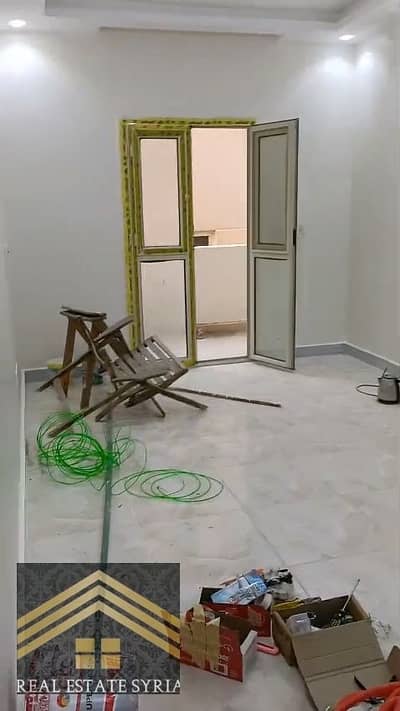 شقه لعرسان لقطه  المنطقه التاسعه  فيها مستاجر حاليا وقاعده هيخلص اخر سبعه الدور الثاني خلف بحري يوجد اسانسير ثلاث غرف وصاله وحمام ومطبخ وتراس عداد مياه خاص بالشقه وعداد كهرباء وعداد غاز مطلوب 10000 شهر تامين وشهر ايجار