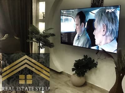 شقه للايجار مفروشه الترا سوبر لوكس مكيفه بالكامل ثلاث غرف واثنين حمام مدخل خاص يوجد حديقه خارجيه في المنطقه الخامسه الشقه اول سكن
