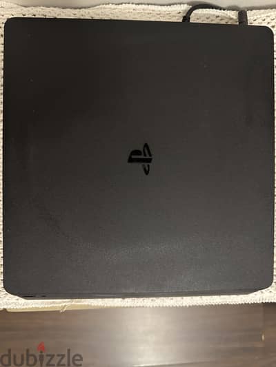 للبيع ps4 1 TB و دراعين