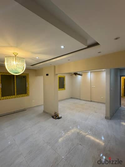 شقة للإيجار بالشيراتون بجوار راديسون | 2 غرفة | دور ثالث أسانسير | تشطيب جيد | جانبية