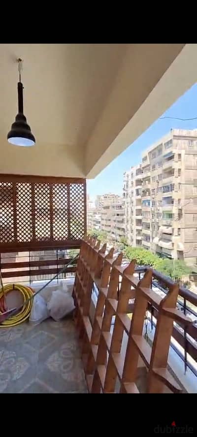 شقه للبيع في مدينة نصر ممتازه  ارقي شوارع المنطقه الثامنه عماره راقيه و شيك جدا جدا  مباني ١٩٩٧ مساحه ١٧٥م  تشطيب سوبر لوكس ممتاز جدا   ريسبشن كبير جدا ثلاث قطع  بلكونه كبيره  بحري مسجله شهر عقاري جبسون بورد بكامل الشقه  ديكورات حديثه  ٣ غرف نوم كبيره ٢ ح