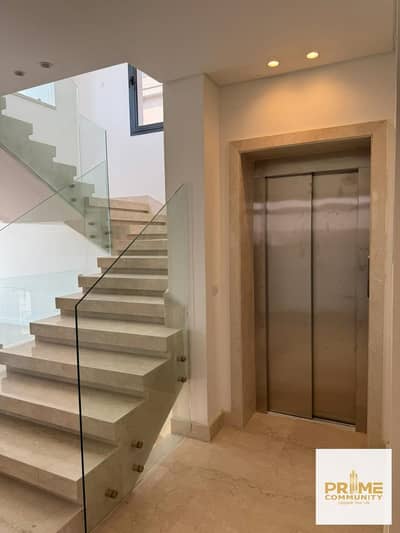 فيلا مستقلة رائعة اول سكن للايجار بوحدات المطبخ والاجهزة والتكييفات في كمبوند THE ESTATE - سوديك - مدينة الشيخ زايد الجديدة بالقرب من محور الضبعة