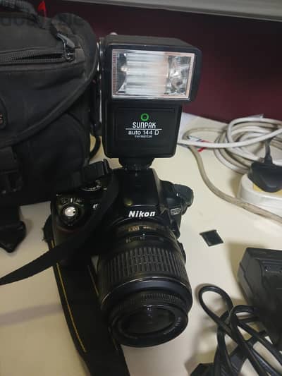 كاميرا نيكونNikon D60 بحالة ممتازة + عدسة VR +فلاش خارجي