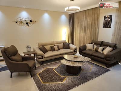 شقة متشطبة بالتكيفات للبيع في كمبوند فيفث سكوير fifth square شركة المراسم في التجمع الخامس علي التسعين الشمالي و بالقرب من الجامعة الأمريكية