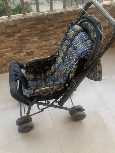 عربة أطفال بحالة ممتازة للبيع