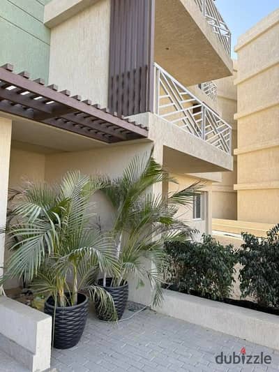 Ground floor apartment with a large garden for sale in Green 6 Compound, Idris Buildings. Installment payments available at a special price.