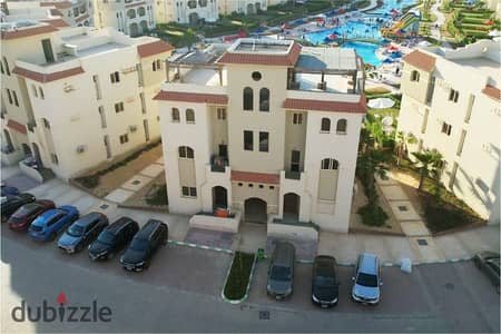 منتجع لاسيرينا الساحل الشمالي بموقع استراتيجي حيث يقع على بعد 165 كم من الإسكندرية بعد سيدي عبد الرحمن.
