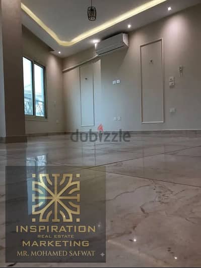 فرصة مميزة للسكن الراقي! شقة بتشطيب جديد ومميز بالدور الأول داخل فيلا خاصة بالحي الأول، التجمع الخامس. موقع استراتيجي ساحر يطل مباشرة على شارع التسعين