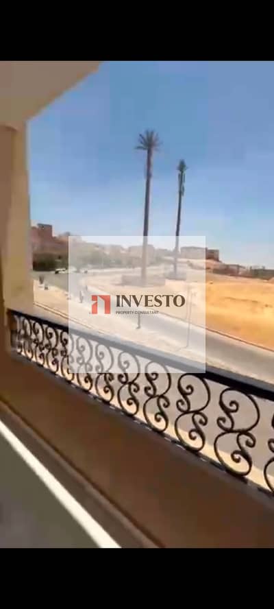 شقة للبيع بمدينة العبور حي الـ800 250م دور ثالث أسانسير 3 غرف + 2 حمام + ريسبشن 4 قطعأمام هاي سيتي وبجوار هايبر بنده جميع المرافق متاحة (غاز، كهرباء، مياه، نت فايبر)