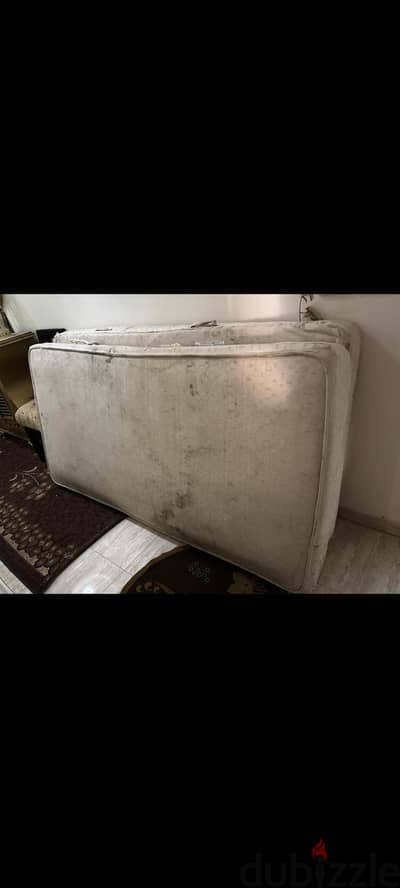 مرتبة سرير بحالة مقبولة