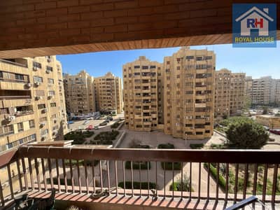 Apartment, a golden opportunity for ownership in the heart of the Golf area! An apartment of 160m with super lux finishing in Al-Madfeia buildings in an upscale location with integrated services. Seize the opportunity before it runs out.