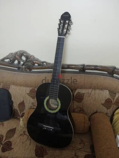 جيتار كلاسيك بحالة ممتازة