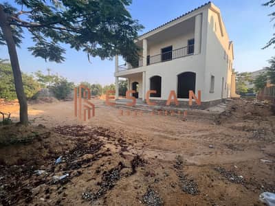 A distinctive villa with a large land area of ​​1020 m is for sale in Madinaty, next to the Golf Club.