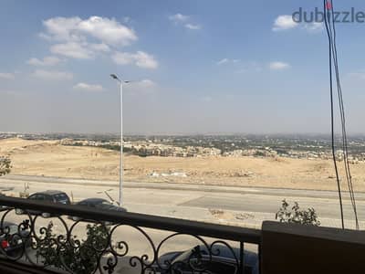 شقة للبيع علي بانوراما تبة الحي الثالث - العبور