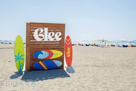 شاليه فندقي مع  Hilton Garden Inn   متشطب بالكامل بالفرش و التكيفات و خشب المطبخ في مشروع glee  | تقسيط حتي 12 سنه || بجوار مارينا و مطار العلامين