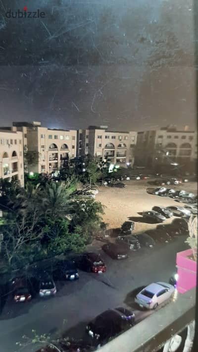 شقة مميزة في كمبوند المصراوية – المرحلة الثانية   موقع استراتيجي على التسعين الجنوبي، قريب من محور محمد نجيب، كوبري الرحاب، ومنطقة المستثمرين، وبجوار كونكورد بلازا