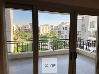 شقة فاخرة للإيجار في كايرو فيستيفال سيتي موقع كورنر مميز بإطلالة مباشرة على البحيرة واللاندسكيب، تشطيب راقي مع مطبخ مجهز وتكييفات