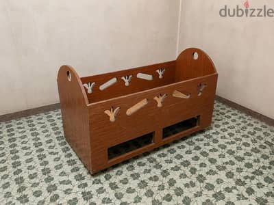 سرير اطفال للبيع معاه مرتبه و٢ درج