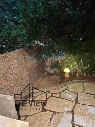 شقه ارضي بجاردن متشطبه بجوار مول دبي ومسجد والخدمات , في الهضبه مرحله تانبه140 متر وجاردن البيع شامل الفرش  و التكيفات في كمبوند الخمائل EL Khamayel
