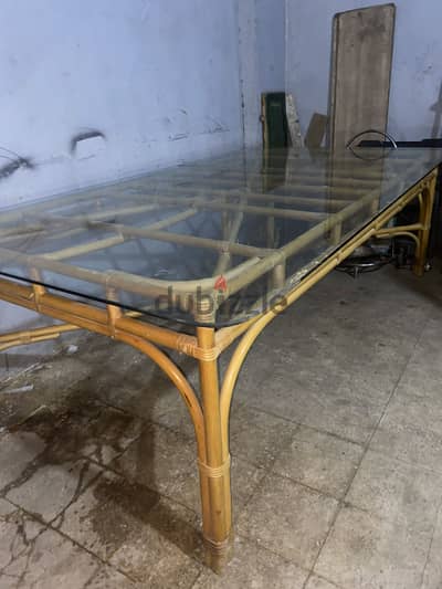 ترابيزة راتان طبيعي بسطح زجاج سيكوريت  للبيع حالتها زيرو