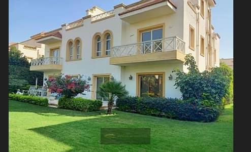 للبيع فيلا مميزة داخل كمبوند جرينز – الشيخ زايد مباشرة على اللاندسكيب والبحيرة، وتشطيب مجدد بالكامل بأعلى مستوى من الفخامة. ؤ