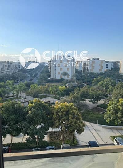 شقة للإيجار مفروشة بالكامل في كمبوند إيستاون سوديك Eastown Sodic التجمع الخامس 3 غرف بالدور الأول بجوار الـ AUC بالمطبخ والأجهزة والتكييفات
