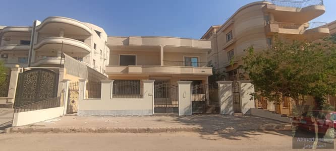 فيلا للبيع في مدينة الشروق الدور شقتين الشروق ١ بحري صريح.