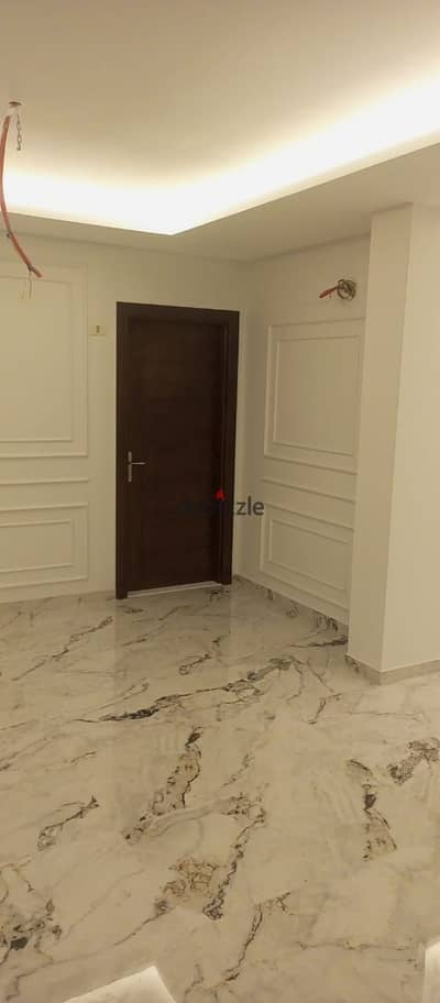 شقة فاضيه اول سكن تشطيب سوبرلوكس للإيجار في كومباوند لاميرادا