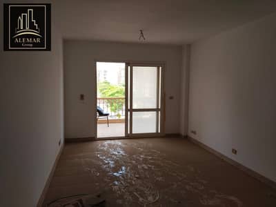 شقة 107 متر للبيع كاش  في مدينتي مرحلة b3 تشطيب الشركة بحالة جيدة غير مجروحة بجوار الحركة والساوث بارك