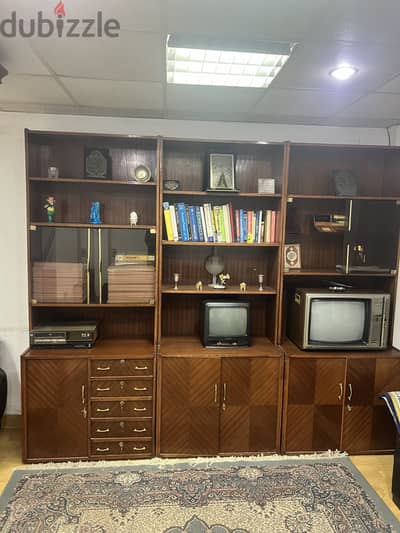 دولاب تخزين خشب و ادراج و ارفف بحالة ممتازة