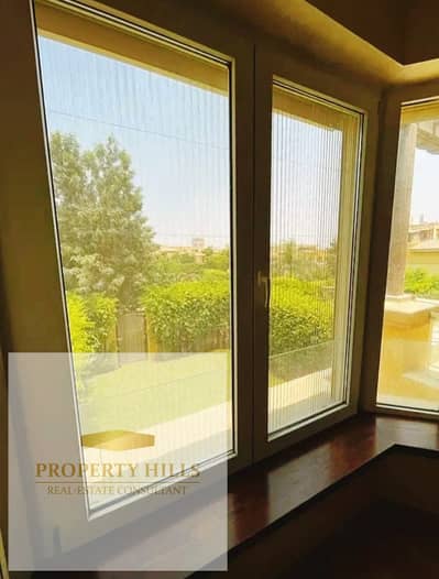 I'm selling the villa urgently. It's located on the Dahshur Direct Road in the heart of Sheikh Zayed and comes with a private pool.